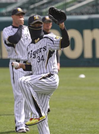 　防寒対策をしキャッチボールをする久保（撮影・棚橋慶太）