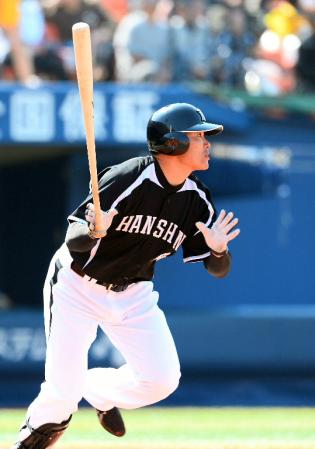 １回阪神１死一塁、福留孝介は右中間に２ランホーマーを放つ＝横浜スタジアム（撮影・金田祐二）