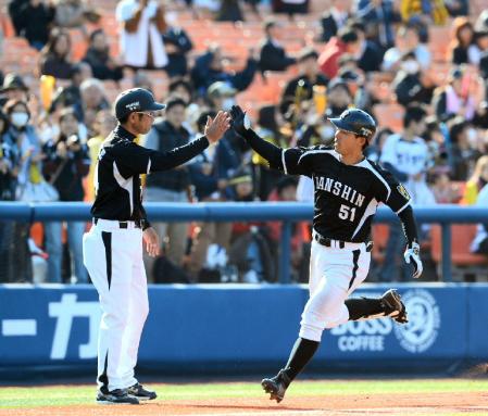６回阪神１死一塁、伊藤隼太は右越えに２ランホーマーを放つ＝横浜スタジアム（撮影・金田祐二）