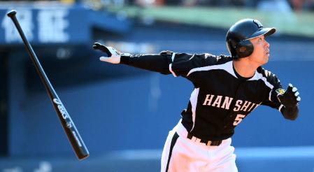 ６回阪神１死一塁、伊藤隼太は右中間に２ランホーマーを放つ＝横浜スタジアム（撮影・金田祐二）