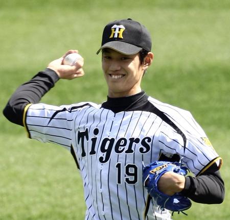 　甲子園での練習中、ナックルを試す藤浪（撮影・岡田育磨）