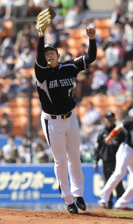 　２回、根元の打球に飛びつく岩田（撮影・棚橋慶太）