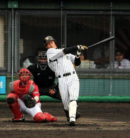 ６回阪神２死、左線に二塁打を放つ阪神・新井貴浩（捕手・広島・石原　慶幸）＝レクザム（撮影・山口　登）