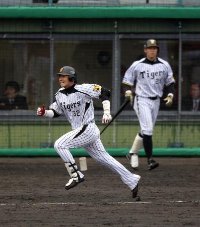 　４回、兄・新井（右）の前で右越えにタイムリー二塁打を放つ新井良（撮影・山口　登）