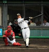 ６回阪神２死、左線に二塁打を放つ阪神・新井貴浩（捕手・広島・石原　慶幸）＝レクザム（撮影・山口　登）