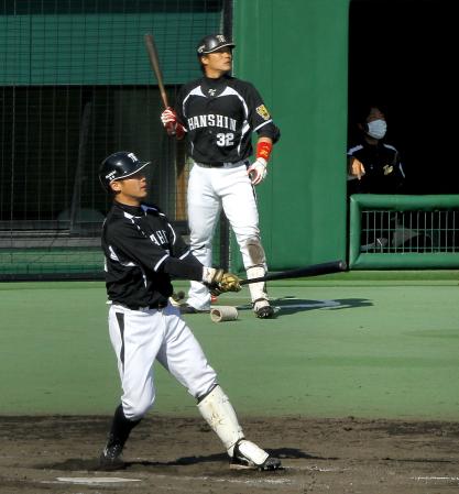 　９回、新井は新井良の目の前で２ランを放つ（撮影・飯室逸平）