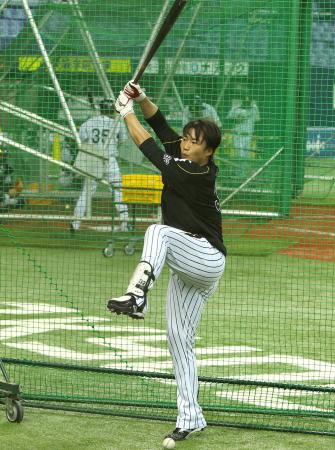 　大きく足を上げて打撃フォームをチェックする半紙・新井良（撮影・飯室逸平）