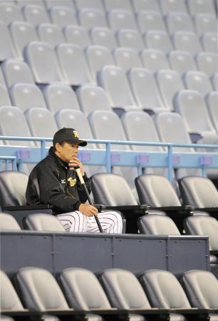 　ひとりスタンドのシートに座り、練習を見守る阪神・和田監督