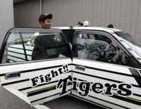 　シート打撃の登板を終え、タイガースカラーのタクシーで球場を後にする久保（撮影・山口　登）