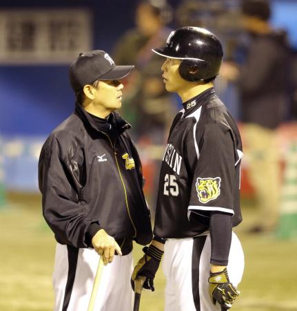 　練習中、話し込む和田監督（左）と新井（撮影・田中太一）