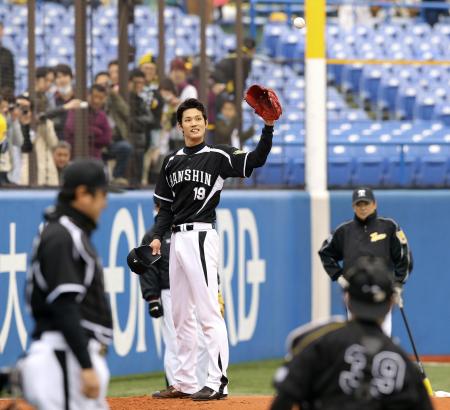 　試合前、和田監督（右）が見る中ブルペンで投げ込み充実した表情を浮かべる藤浪（撮影・田中太一）