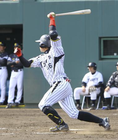 　５回、一二三は右前適時打を放つ