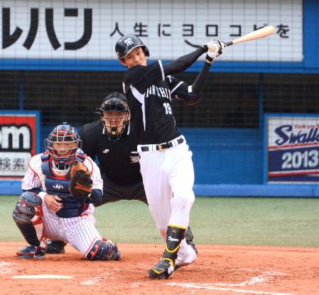 ３回阪神無死、藤浪晋太郎はプロ入り初打席で空振りの三振に倒れる＝神宮球場（撮影・金田祐二）