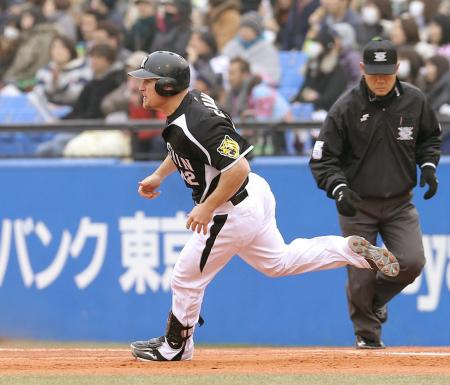 　５回、左翼線に二塁打を放ち一塁を蹴るコンラッド