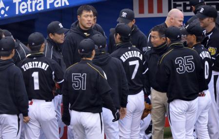 　４回の攻撃前、円陣を組みナインに指示を与える和田監督（左から３人目）