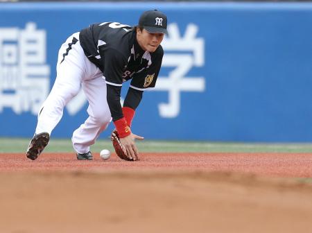 　１回、田中浩の一塁ゴロを取り損なう新井良（撮影・田中太一）