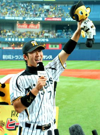 お立ち台でファンに“自己紹介”する西岡（撮影・飯室逸平）