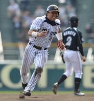 　中日戦へ向けて闘志を燃やす新井良