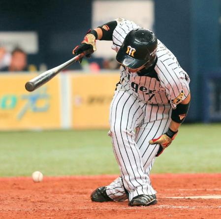 ２日、中日戦の９回、足に自打球をあてる阪神・西岡＝京セラドーム（撮影・田中太一）