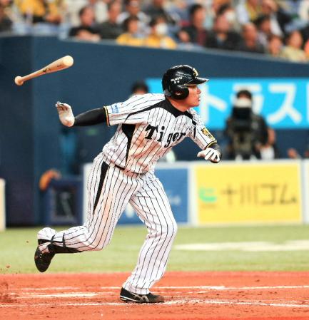 ８回阪神１死一、三塁、中越えへ２点適時二塁打を放つ阪神・福留＝京セラドーム（撮影・田中太一）