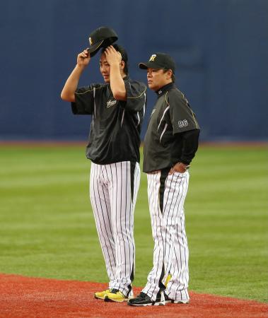 　試合前の練習で、和田監督（右）と話し込む西岡（撮影・田中太一）