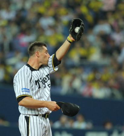 　５回、勝ち越しを許し、悔しそうにマウンドで汗をぬぐうスタンリッジ（撮影・飯室逸平）