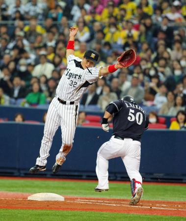 　５回、中田亮の打球をさばいたコンラッドの送球が大きくそれ、勝ち越しを許す。野手は新井良（撮影・飯室逸平）