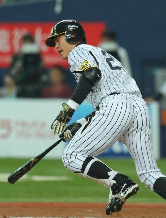 　代打・新井は三ゴロに倒れる（撮影・飯室逸平）