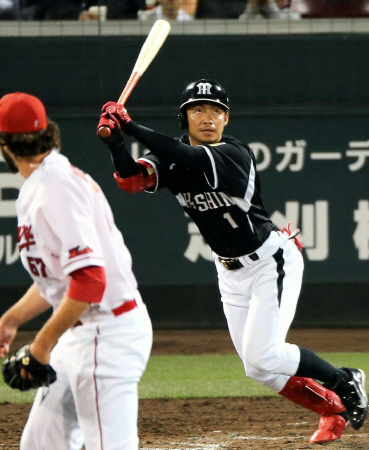９回阪神無死、阪神・鳥谷　敬は左越えにチーム１号となる勝ち越しソロを放つ＝マツダ（撮影・飯室逸平）