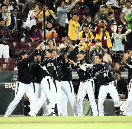 延長１２回、阪神・福留孝介（左から３人目）の勝ち越しソロに沸く阪神ベンチ＝マツダスタジアム（撮影・出月俊成）