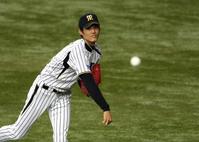 　広島戦で登板が予想される藤浪はキャッチボールで調整