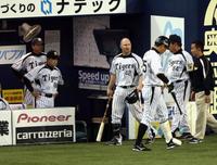 　７回、ベンチの和田監督はコンラッド（中央）に代えて新井（右から３人目）を代打に送る（撮影・山口　登）