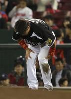 　延長１１回、左足を負傷した新井良（撮影・棚橋慶太）