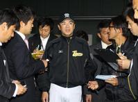 　報道陣の取材に応じる和田監督（撮影・飯室逸平）