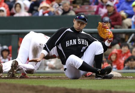 　５回、藤浪のけん制球がそれて尻もちをつく阪神・新井（撮影・棚橋慶太）