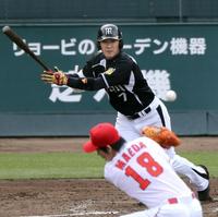 　４回、前田健（手前）から中前打を放つ阪神・西岡（撮影・飯室逸平）