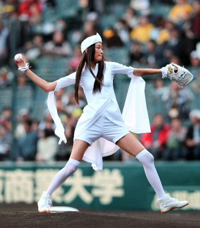 甲子園のマウンドで投球する杏＝甲子園（撮影・飯室逸平）