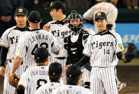 阪神・能見篤史（右端）は完封勝利を飾りナインと勝利を喜び合う＝甲子園