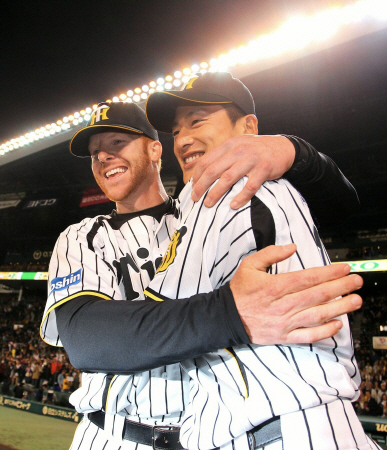 「ノウミサン、アイシテマス」お立ち台で笑顔で抱擁する阪神・マートン（左）と能見（撮影・飯室逸平）