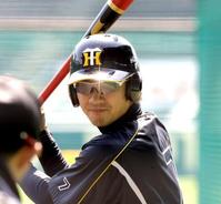 　Ｇ倒に光ありー！真剣な表情でバットを振る西岡（撮影・田中太一）