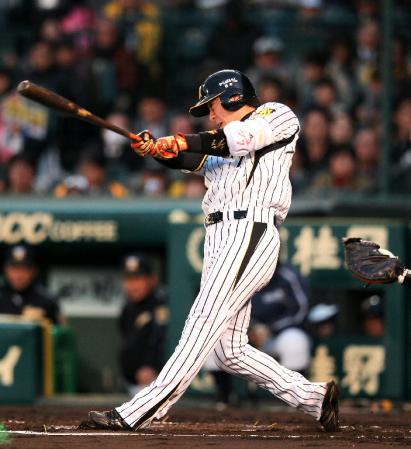 １回、阪神・西岡は左前打を放つ＝甲子園（撮影・飯室逸平）