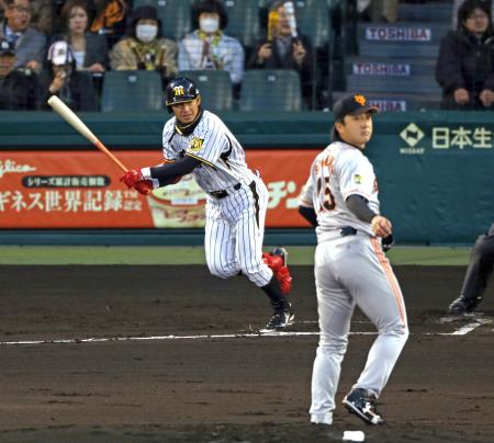 　１回、左前へ先制タイムリー安打を放つ鳥谷（投手・沢村）＝撮影・山口　登