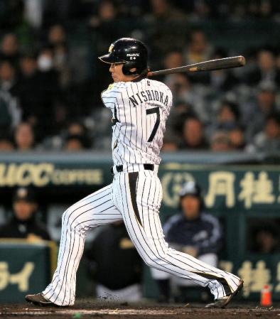 ２回阪神２死二、三塁、阪神・西岡　剛は右前タイムリーを放つ＝甲子園（撮影・棚橋慶太）