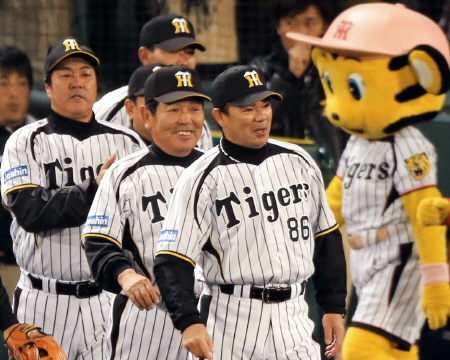 ＤｅＮＡを破り貯金を１とし、笑顔の阪神・和田監督＝甲子園（撮影・山口　登）