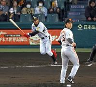 　１回、左前へ先制タイムリー安打を放つ鳥谷（投手・沢村）＝撮影・山口　登