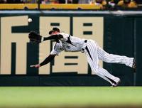 ５回巨人無死、ボウカーの右中間の打球をダイビングキャッチする阪神・福留孝介＝甲子園（撮影・飯室逸平）