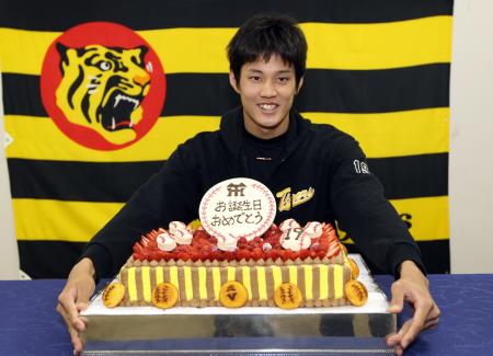 　藤浪は１９歳の誕生日を迎え、報道陣からケーキを贈られ笑顔をみせる（撮影・山口　登）