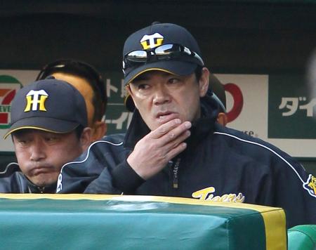 　ふがいない試合内容に険しい表情で試合を見つめる和田監督