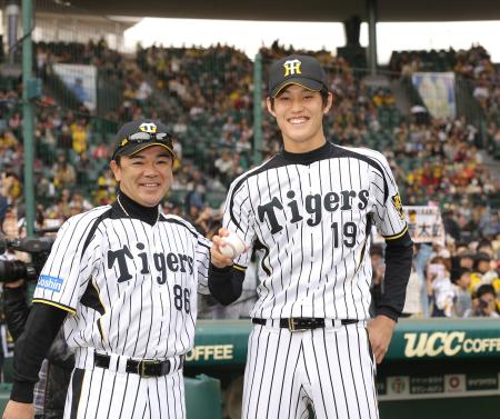 　プロ初勝利を挙げた藤浪は和田監督（左）に迎えられウイニングボールを手に笑顔を見せる（撮影・田中太一）