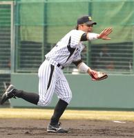 　ケガ後実戦で初めて一塁に守備についた新井良は打球をさばき一塁へ走る（撮影・飯室逸平）